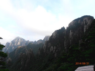 巍峨山峦景色壮美