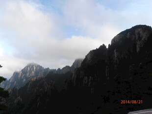 巍峨山峦与天际白云