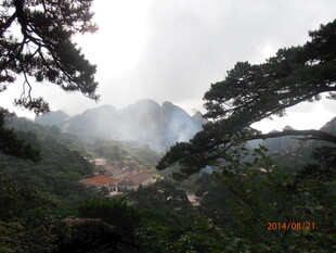 云雾缭绕的山间美景