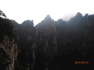 云雾缭绕的壮丽山峰