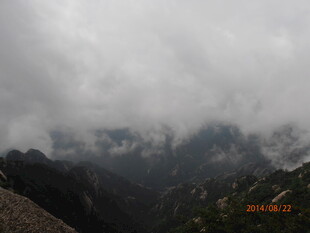 云雾缭绕的壮美山峦