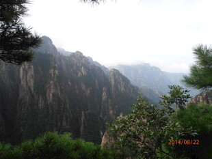 壮丽山景 葱郁植被相伴