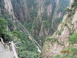 悬崖栈道上的壮丽山景