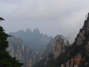 云雾缭绕的壮丽山峰