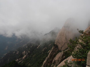 云雾缭绕的壮美山峰
