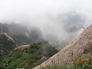 云雾缭绕的山间美景