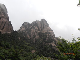 巍峨山峰绿意环绕