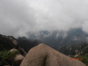 云雾缭绕的山间巨石