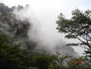 山间云雾缭绕的自然美景