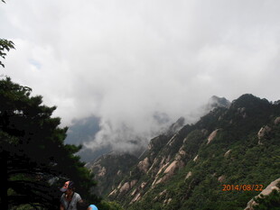 云雾缭绕的壮美山峦景色