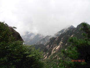 云雾缭绕的山峦美景