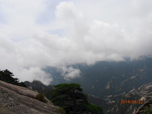 云雾缭绕的壮美山景