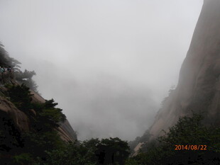 云雾缭绕的险峻山间景色