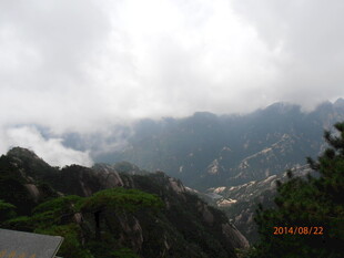 云雾缭绕的山峦美景