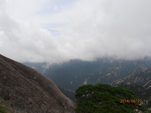 云雾缭绕的壮美山景