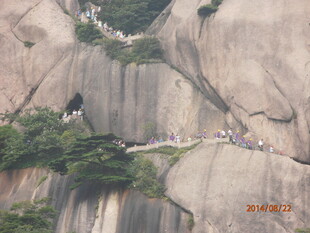 悬崖栈道上的游客景观