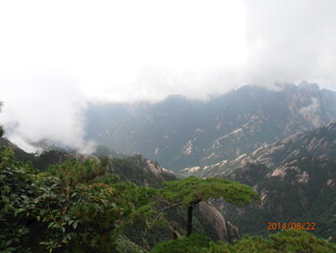 云雾缭绕的壮美山峦景色