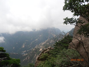 云雾缭绕的壮美山景