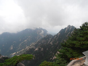 云雾缭绕的壮丽山峰