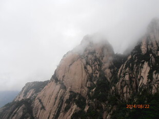 云雾缭绕的壮丽山峰