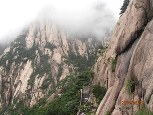 云雾缭绕的壮美山峰