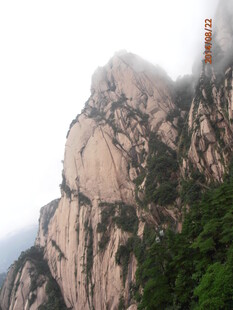 巍峨华山奇峰云雾缭绕