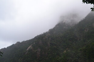 云雾缭绕的山峦美景