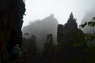 雾中奇峻山峰景观