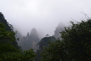 云雾缭绕的壮美山峦