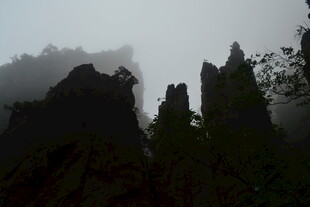 云雾缭绕的壮丽山峰