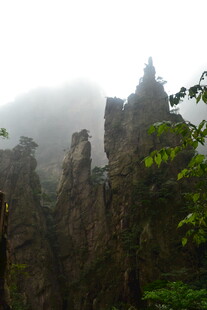 云雾缭绕的峻峭山峰