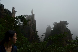 雾中赏景的女子与奇峰
