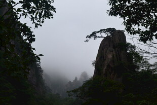 云雾缭绕中的孤峰奇景