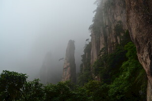 云雾缭绕的险峻山峰景色