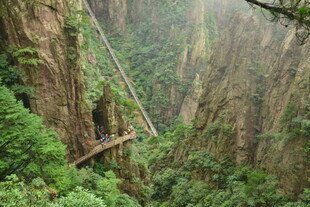 峡谷间的悬空吊桥