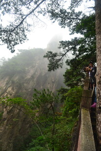 山间栈道 云雾中的探险路