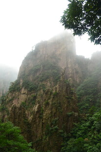 云雾缭绕的巍峨山峰