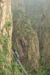 山间索道穿行于陡峭崖壁