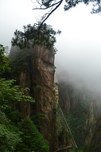 云雾缭绕的险峻山峰