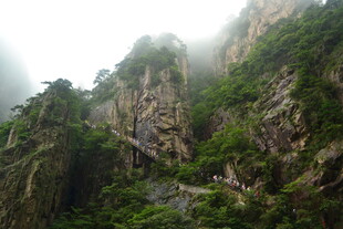 云雾缭绕的巍峨山峰