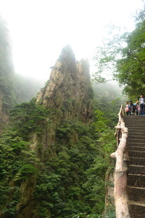 山间栈道上的徒步人群