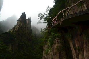 云雾缭绕的山间栈道