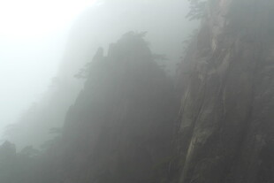 云雾缭绕的巍峨山峰