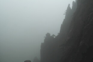 雾中峻峭山峰