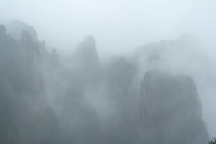 云雾缭绕的壮丽山峰