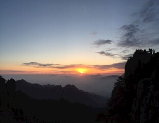 山巅壮丽日出美景