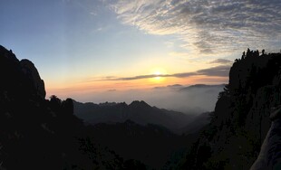 山间壮丽日出云海景观