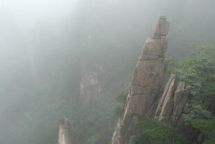 雾中峻峭奇峰