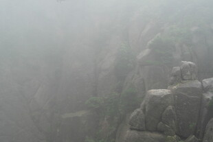 雾中险峻山石景观