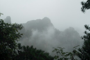 云雾缭绕的山峦美景